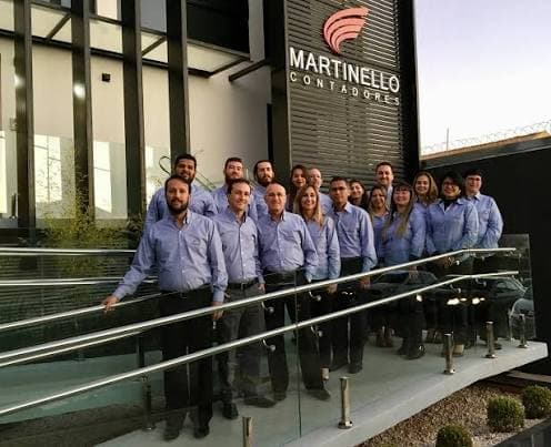 Equipe da Martinello Contadores na fachada do escritório